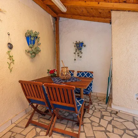 Atemberaubendes Direkt Am Gelegen Mit Meerblick, Klima, Wifi Apartman Novi Vinodolski